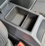 Opbevaringsboks i armlænet i en Audi Q4/Q5 