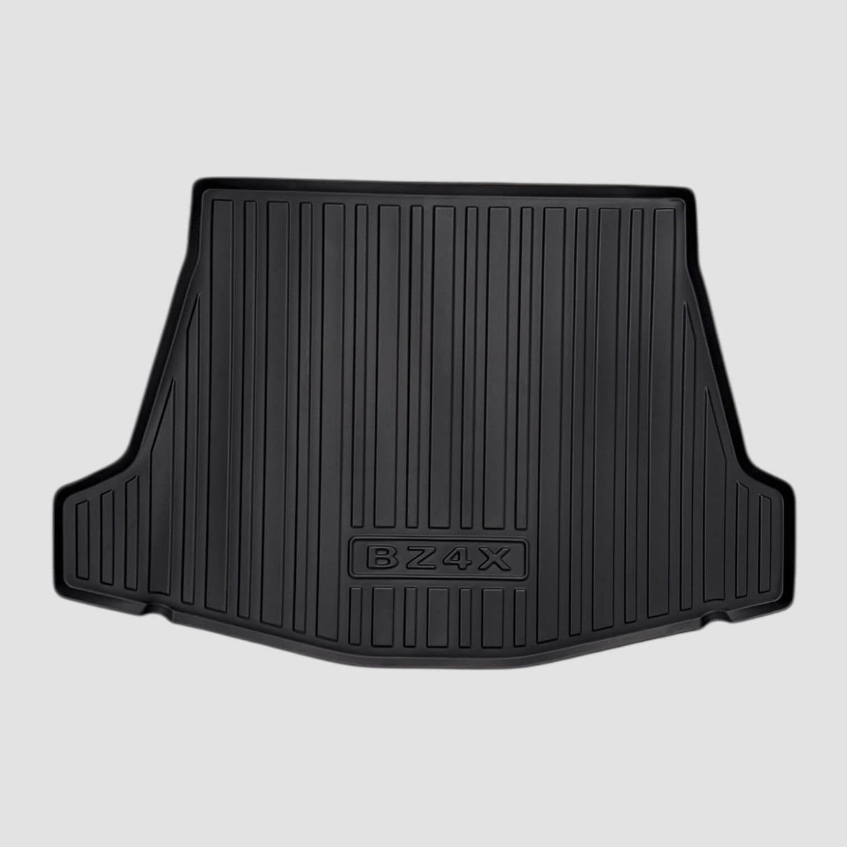 Sort all weather bagagerumsmåtte til Toyota bZ4X, set forfra mod grå baggrund.