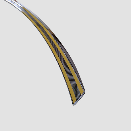 Bagsiden af BYD Seal spoiler med kraftig dobbeltklæbende tape klar til montering