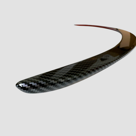 Detaljeret visning af glossy carbon-look overflade på Performance spoiler til Model Y Juniper