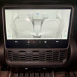 Touchskærm i Tesla Model 3/Y, der viser cover til ventilation monteret på bilens midterkonsol.