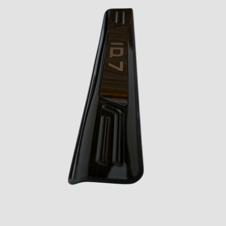 Sort indstigningsliste med ID.7-logo, designet til Volkswagen ID.7, vist mod en lys baggrund.