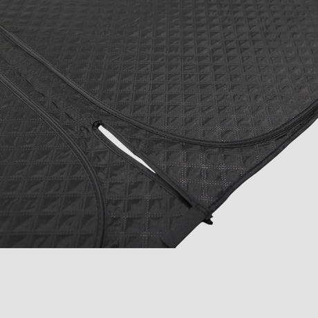 Detaljebillede af sort afdækning til vinduer, designet til XPENG G6.