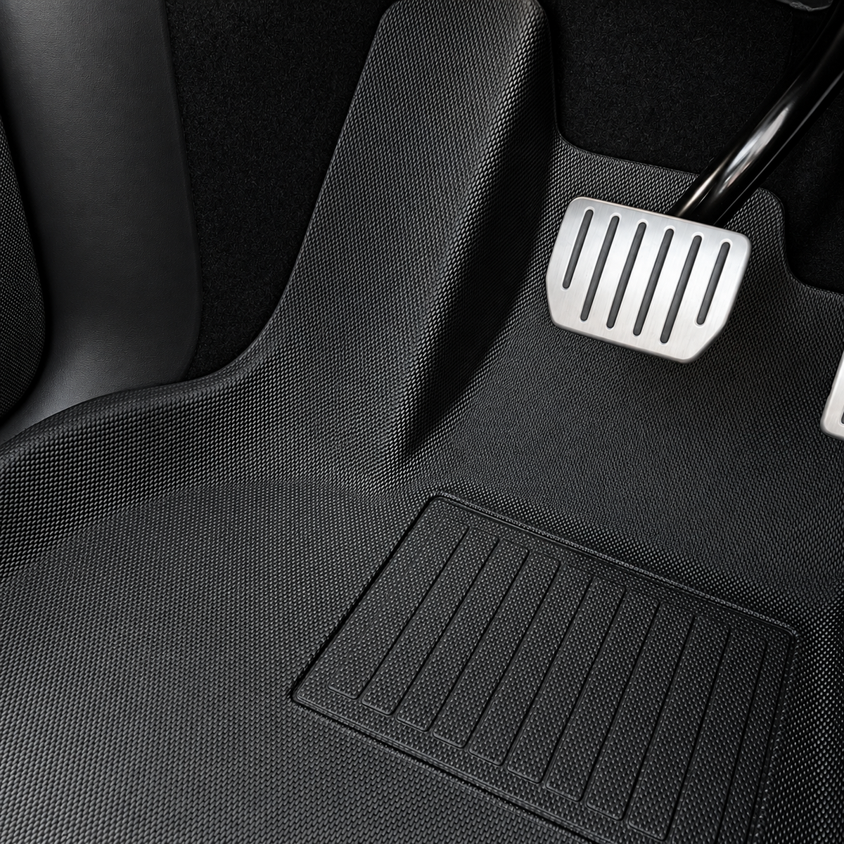 GCG MAX All Weather måtte monteret i førerside fødrum i Tesla Model Y med pedal synlig