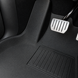 GCG MAX All Weather måtte monteret i førerside fødrum i Tesla Model Y med pedal synlig