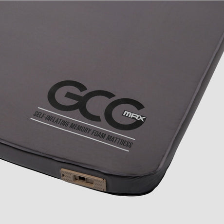 GCG MAX Komfort selvoppustelig luftmadras med memory foam, vist i nærbillede af hjørnet.