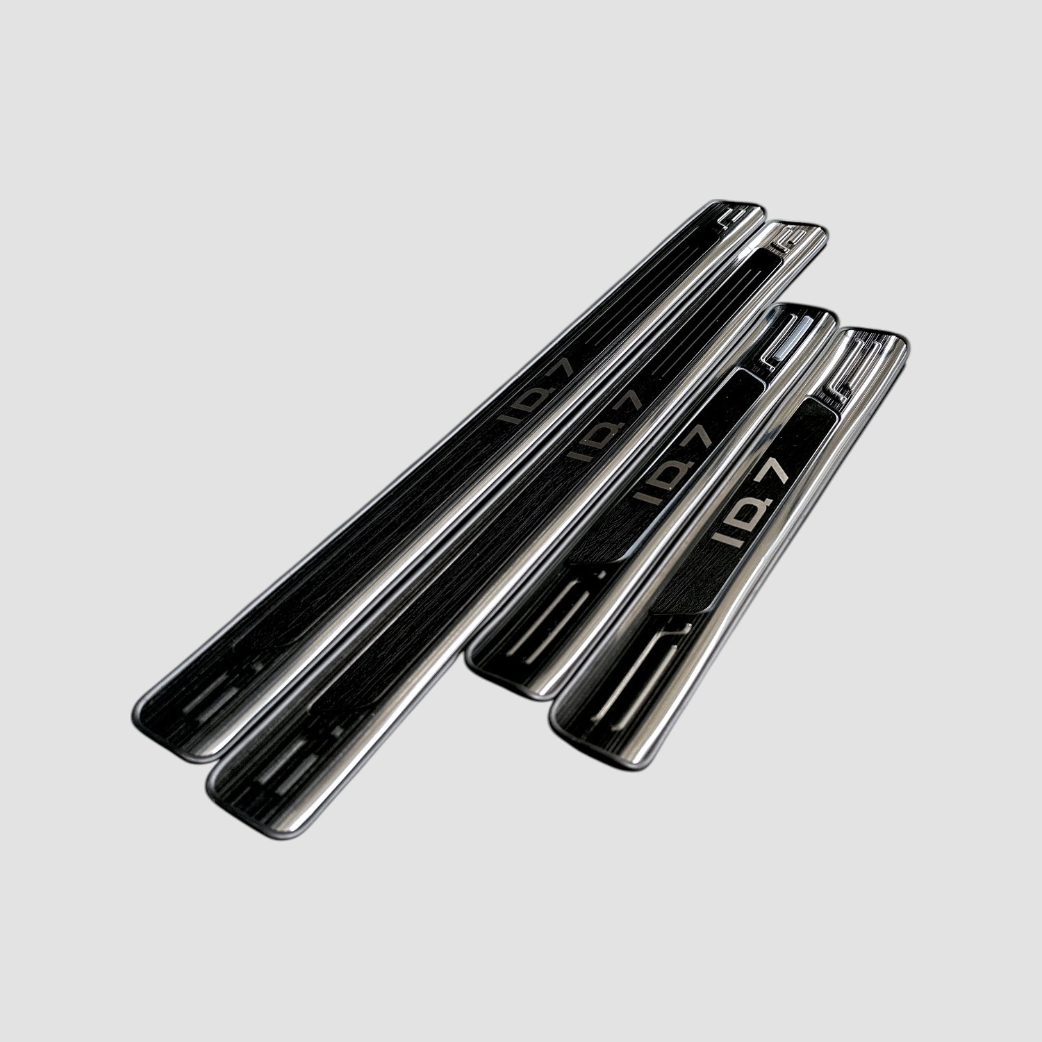 Sæt af fire indstigningslister til VW ID.7, sort design med ID.7-logo, vises på grå baggrund.