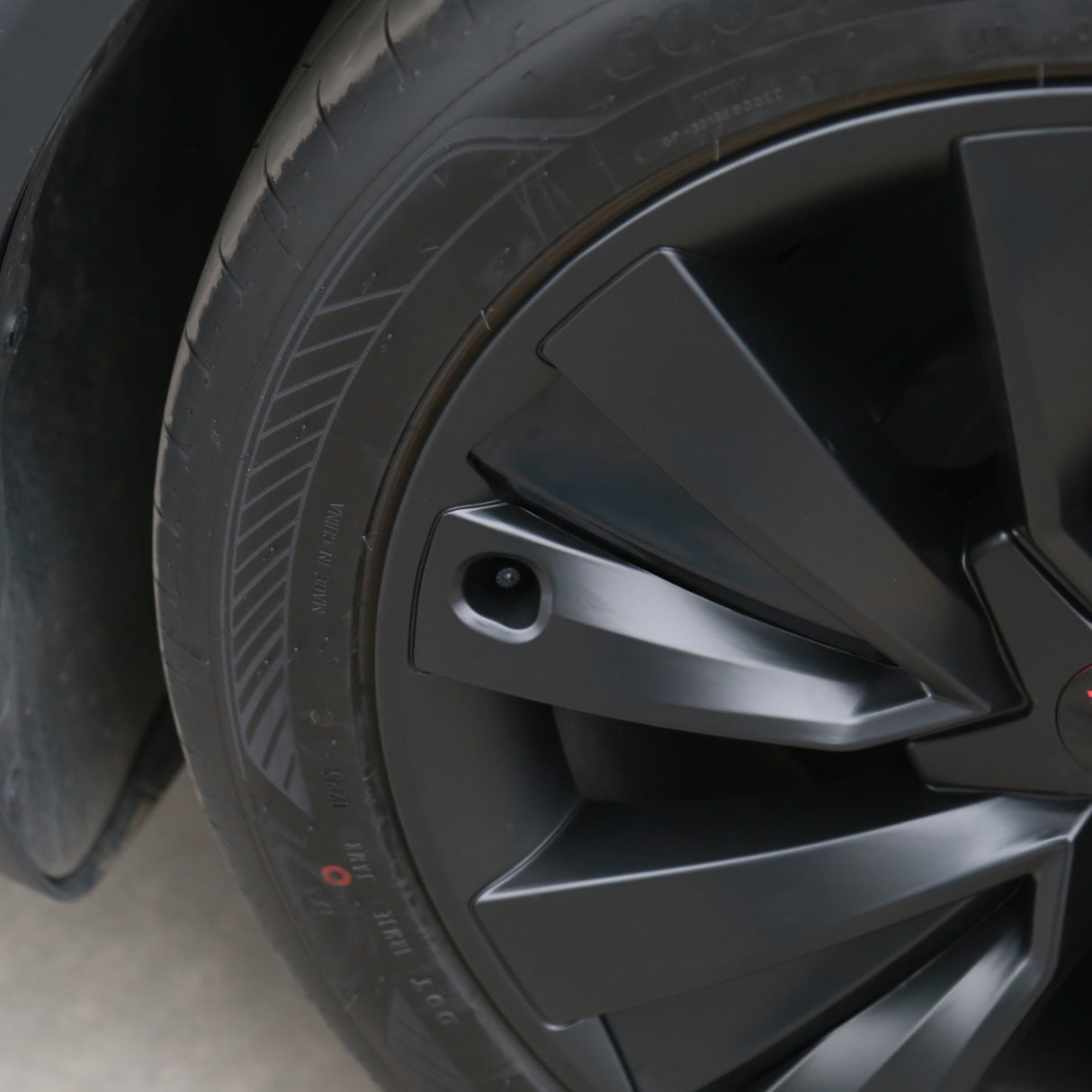 Nærbillede af MV Spiral hjulkapsel, der viser hullet til ventilen