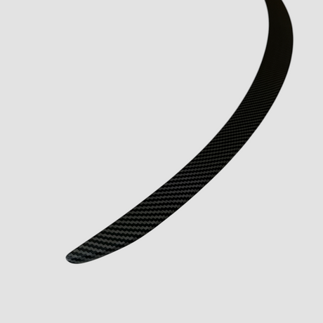 Nærbillede af Performance spoiler i mat carbon-look til Tesla Model Y Juniper