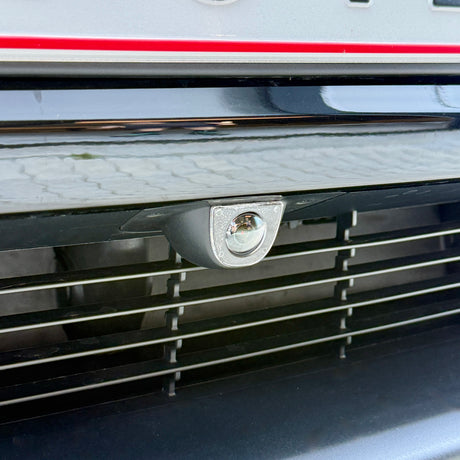 front kamera cover monteret på en Tesla Model Y Juniper