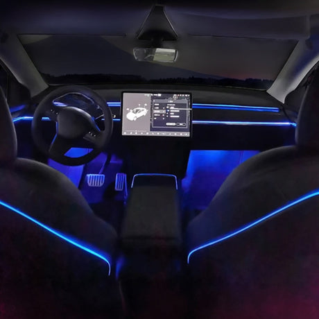 Ambient interiørlys i en Tesla Model 3/Y, der skaber en futuristisk stemning.