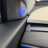Blåt ambient interiørlys installeret i døren på en Tesla Model 3/Y.