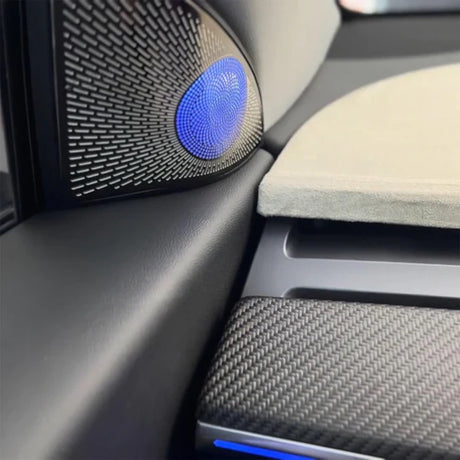 Blåt ambient interiørlys installeret i døren på en Tesla Model 3/Y.