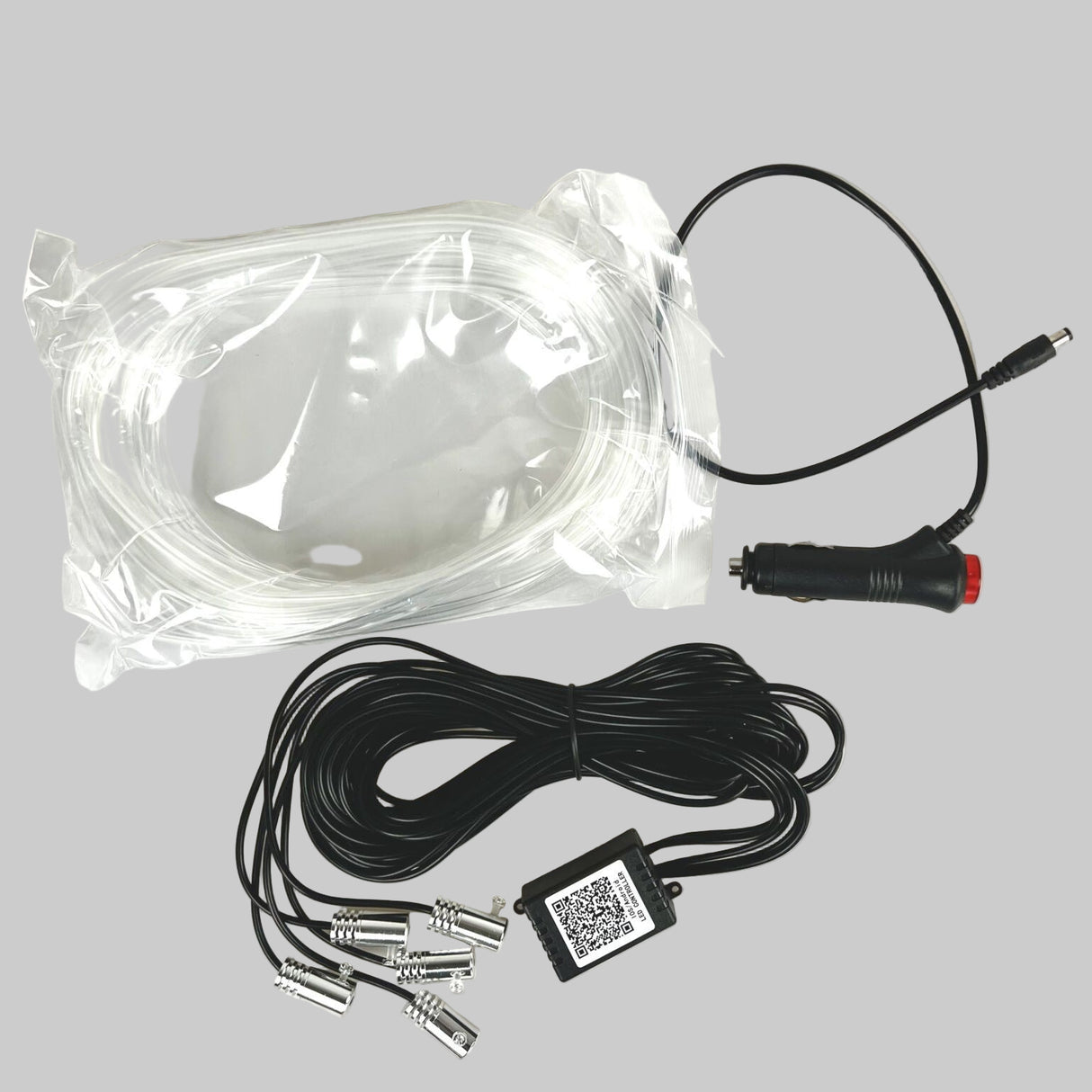 LED lys pakken indeholder plastik slangerne, som ses på billedet. Der er også en strømforsyning med, samt en konverter til selve lyskilderne. 