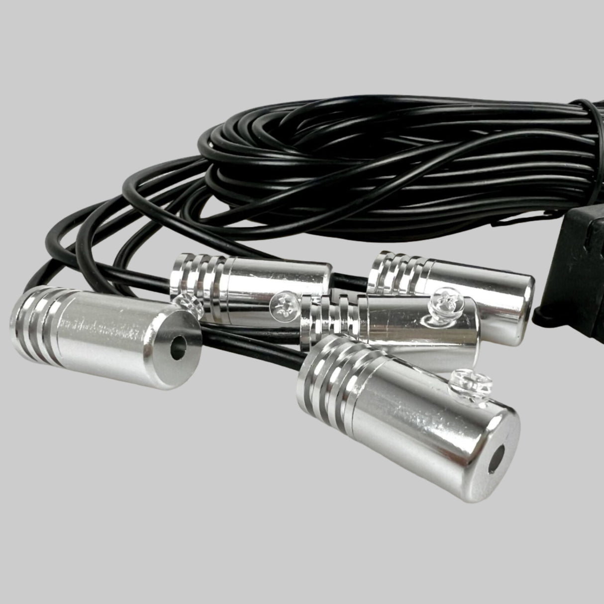 Lyskilderne der skyder lys ud i plastik slanger der monteres i en Tesla.