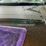 Maxshine håndklæde som tører vand af en bil. 