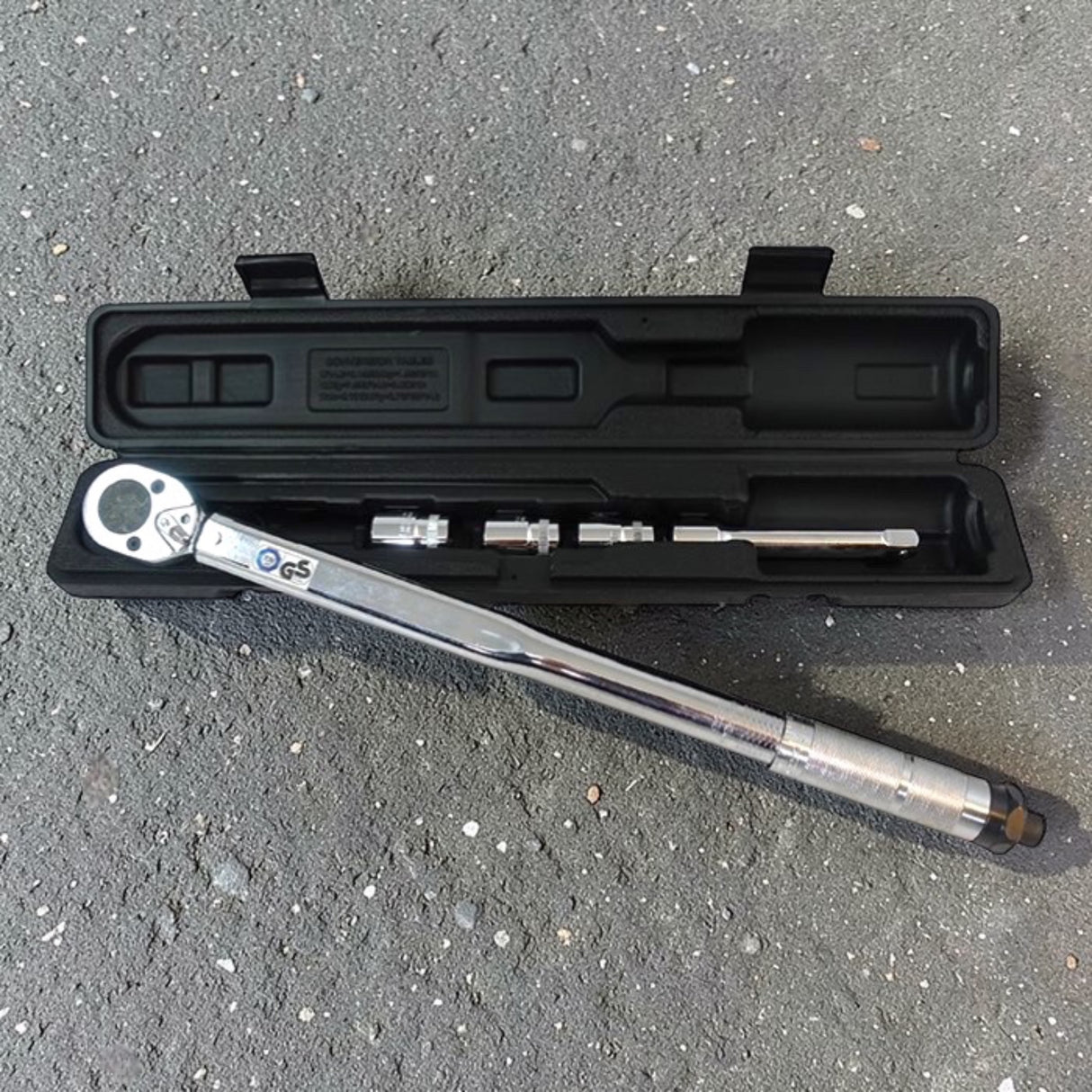 En momentnøgle med en sort plastik opbevaringskasse