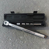 En momentnøgle med en sort plastik opbevaringskasse