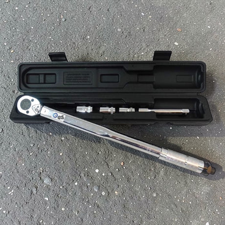 En momentnøgle med en sort plastik opbevaringskasse