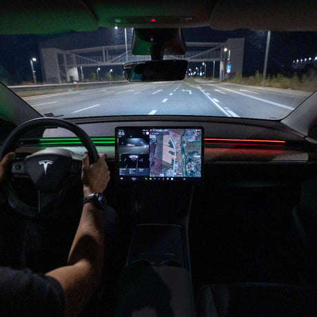 S3XY Strip LED-lys til Tesla Model 3/Y monteret på instrumentbrættet med rød og grøn belysning.