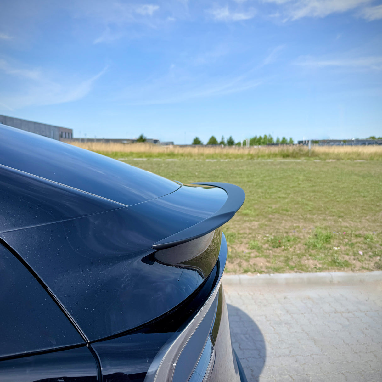 Sort mat spiler monteret på en sort Tesla Model Y 2026 Juniper