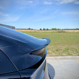 Sort mat spiler monteret på en sort Tesla Model Y 2026 Juniper