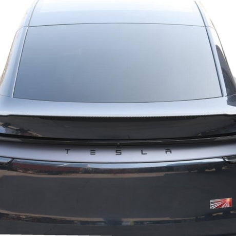 Monteret Pro spoiler på Tesla Model Y Juniper – elegant integreret og følger bilens linjer.