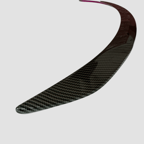 Pro spoiler i blank carbon-look til Tesla Model Y Juniper – tæt på visning af overflade og finish