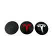 Tre Tesla centerkapsler i sort, rød og hvid til fælge.