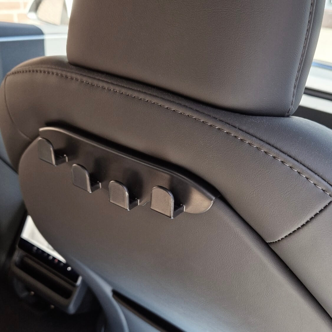 Nem montering af krog på forsædets ryglæn – perfekt til opbevaring i Tesla