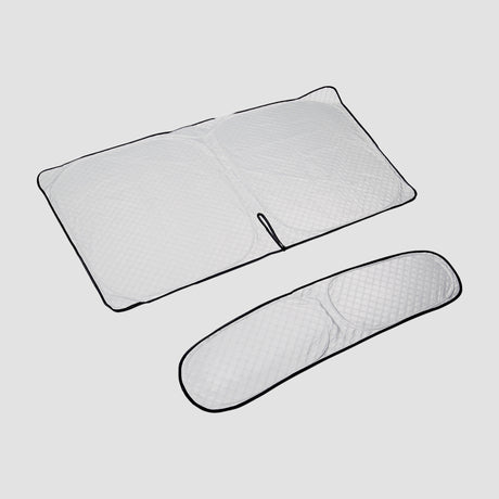 Afdækning til vinduer til XPENG G6, to dele med sort kant på lys baggrund.