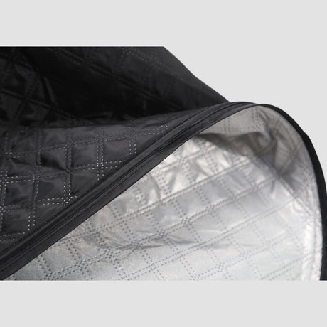 Detaljebillede af afdækning til vinduer til XPENG G6 med sølvfarvet inderside og sort yderside.