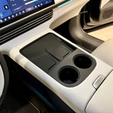 Et sort underlag med kopholder til en Xpeng G6