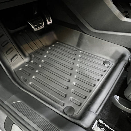 Måttesæt til Audi Q4 e-tron som er placeret ved førersiden i bilen