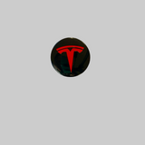 Centerkapsel med mat look og et rødt Tesla logo