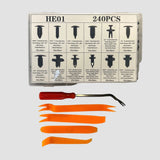 En kasse med mange forskellige clips til elbiler. Nedenunder kan man se værktøj man kan bruge, til at fjerne de gamle clips med. 