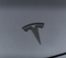 Mat sort Tesla-emblem i metal monteret på Tesla Model 3