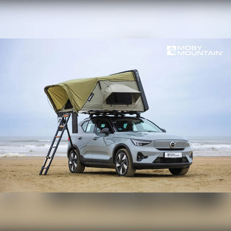 Moby Mountain Peak XL tagtelt i hunterGreen med stige på Volvo EX40 set fra siden