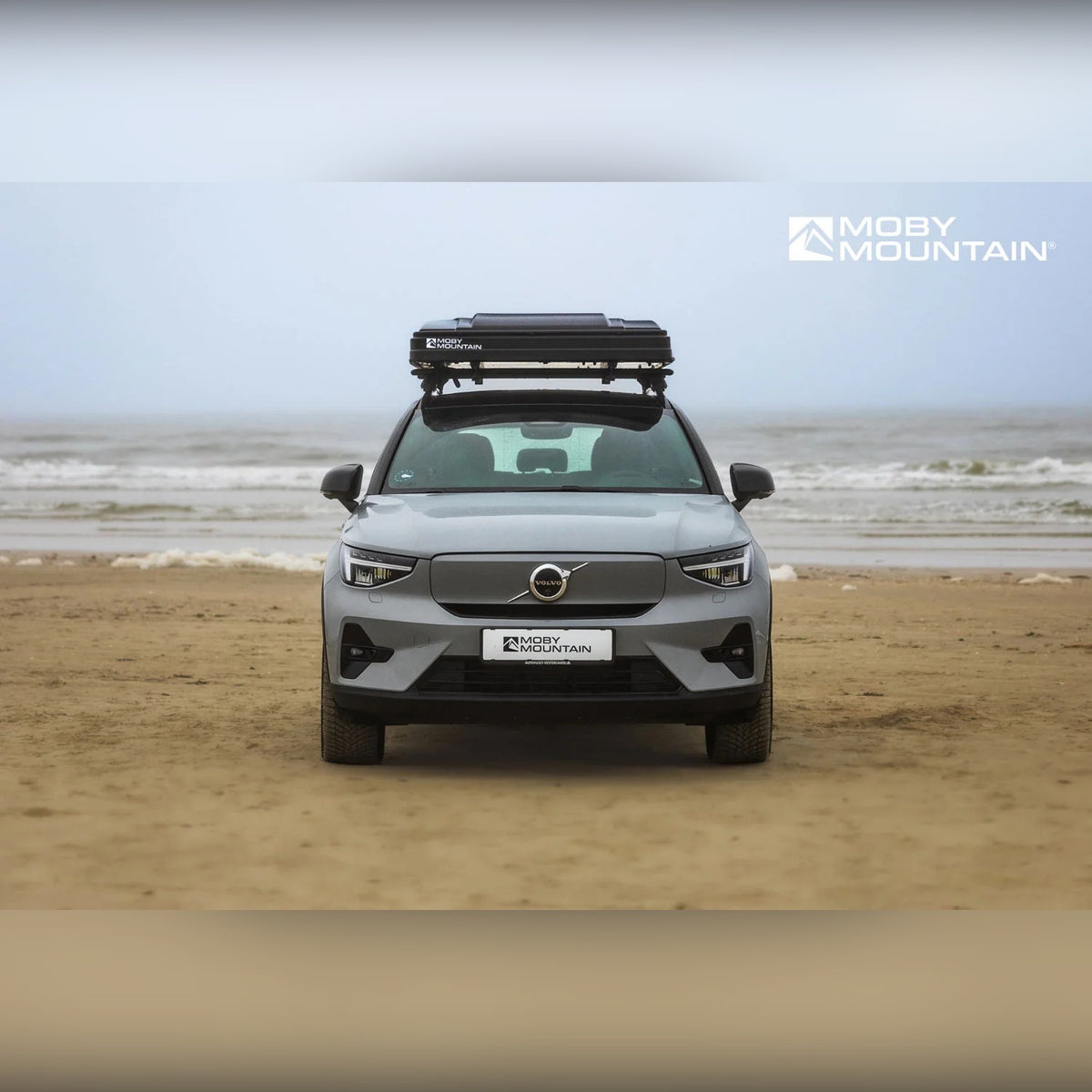 Moby Mountain Peak XL hardshell-tagtelt lukket på taget af Volvo EX40