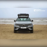 Moby Mountain Peak XL hardshell-tagtelt lukket på taget af Volvo EX40