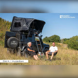 Moby Mountain Peak XL tagtelt i thunderBlack på Land Rover Defender på campingtur