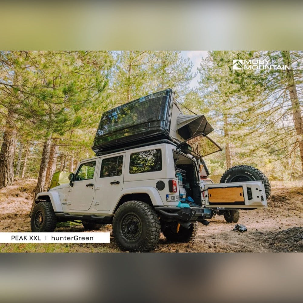 Moby Mountain Peak XXL tagtelt i hunterGreen på Jeep Wrangler i skoven