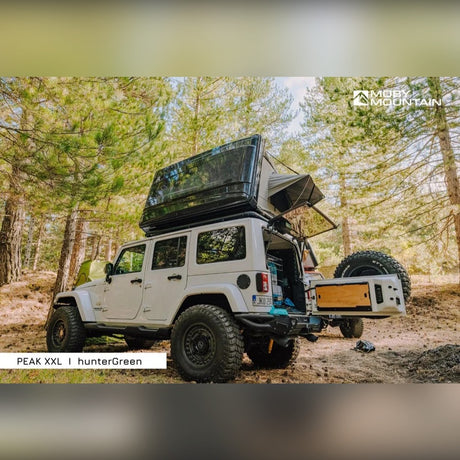 Moby Mountain Peak XXL tagtelt i hunterGreen på Jeep Wrangler i skoven