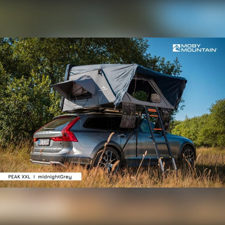Moby Mountain Peak XXL tagtelt i midnightGrey på Volvo V90 Cross Country i naturen