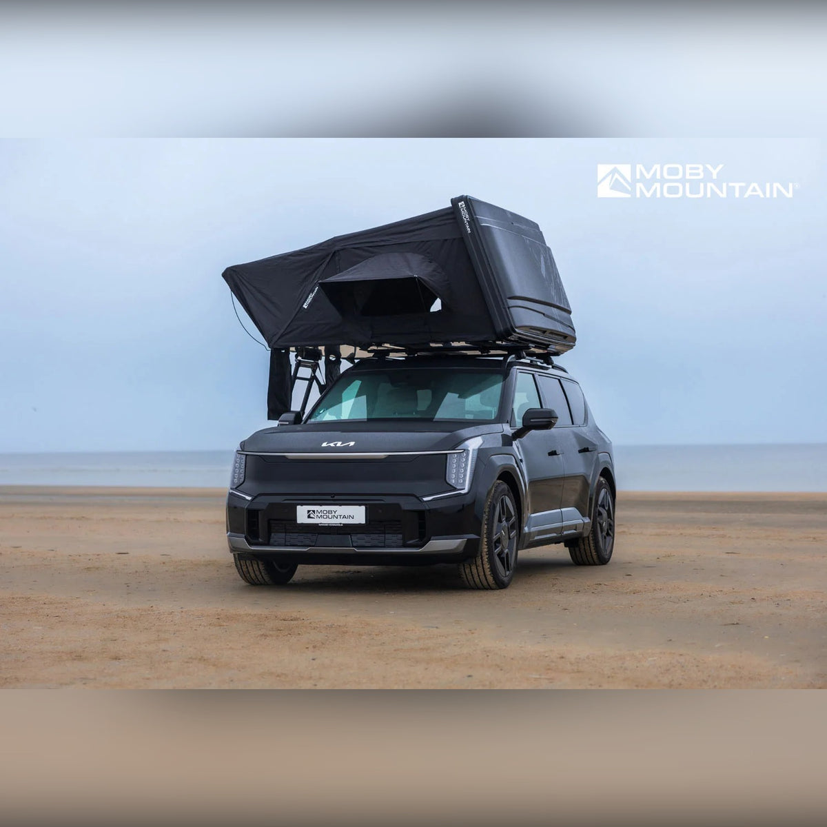 Moby Mountain Peak XXL tagtelt i thunderBlack slået op på Kia EV9 set forfra
