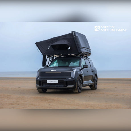 Moby Mountain Peak XXL tagtelt i thunderBlack slået op på Kia EV9 set forfra