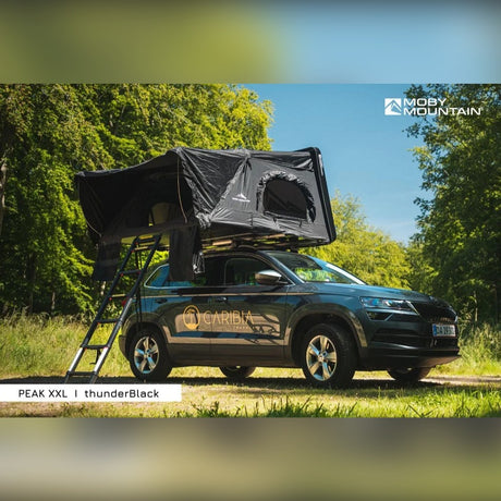 Moby Mountain Peak XXL tagtelt i thunderBlack med stige på Skoda Karoq i skovlysning