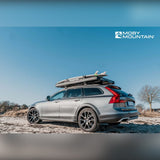 Moby Mountain Swell M tagtelt lukket med lav profil på taget af Volvo V90 Cross Country