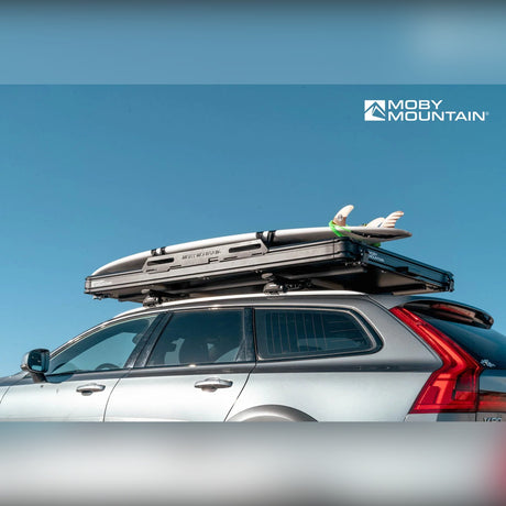 Nærbillede af lukket Moby Mountain Swell M tagtelt i aluminium på Volvo V90 Cross Country