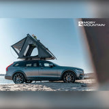 Moby Mountain Swell M tagtelt i slateGrey slået op på Volvo V90 Cross Country på stranden